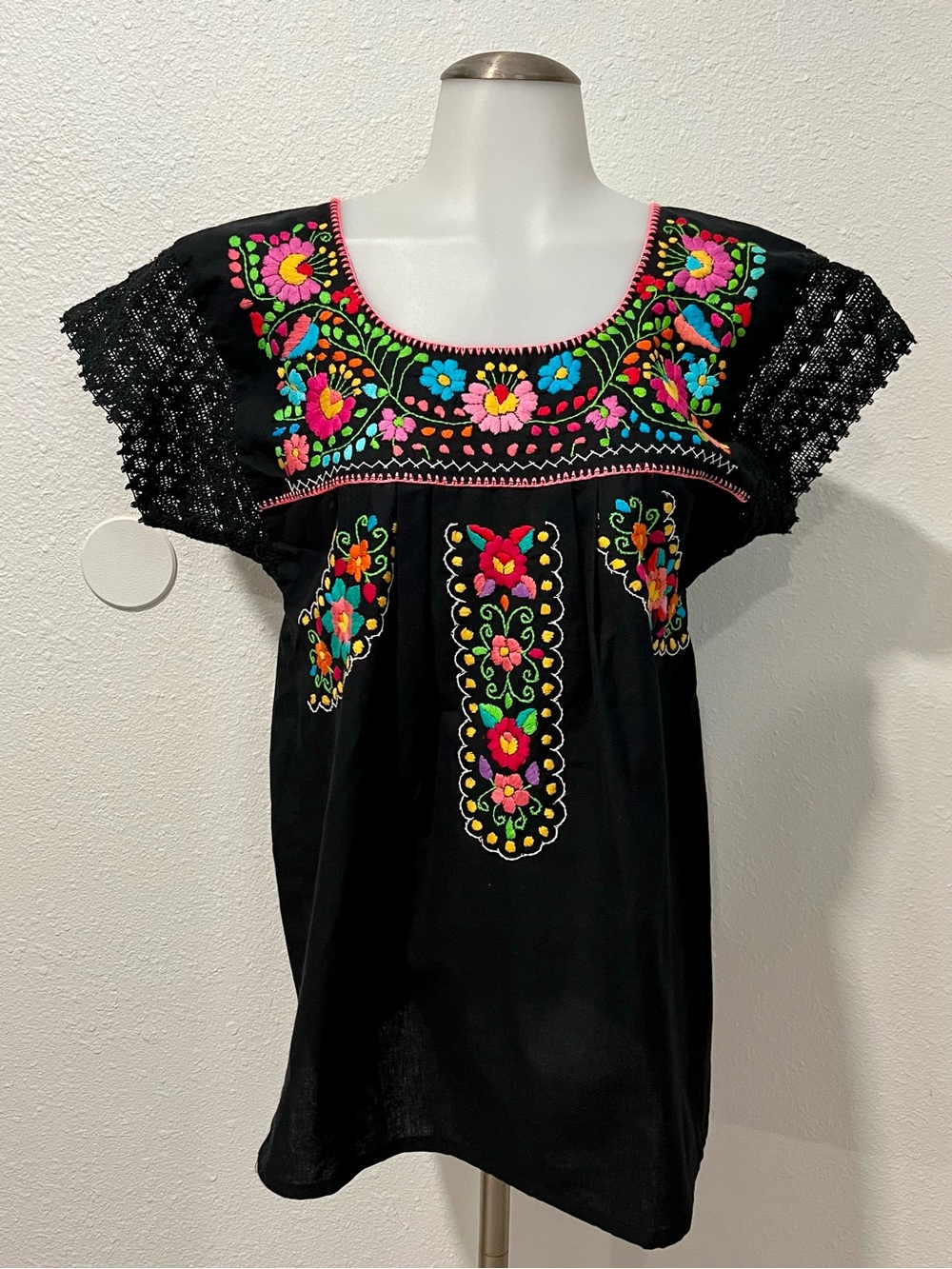 Artisan Made in Mexico Floral Embroidery Top Size Small